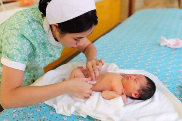 新生儿脐带消毒是个技术活，预防脐炎是关键！